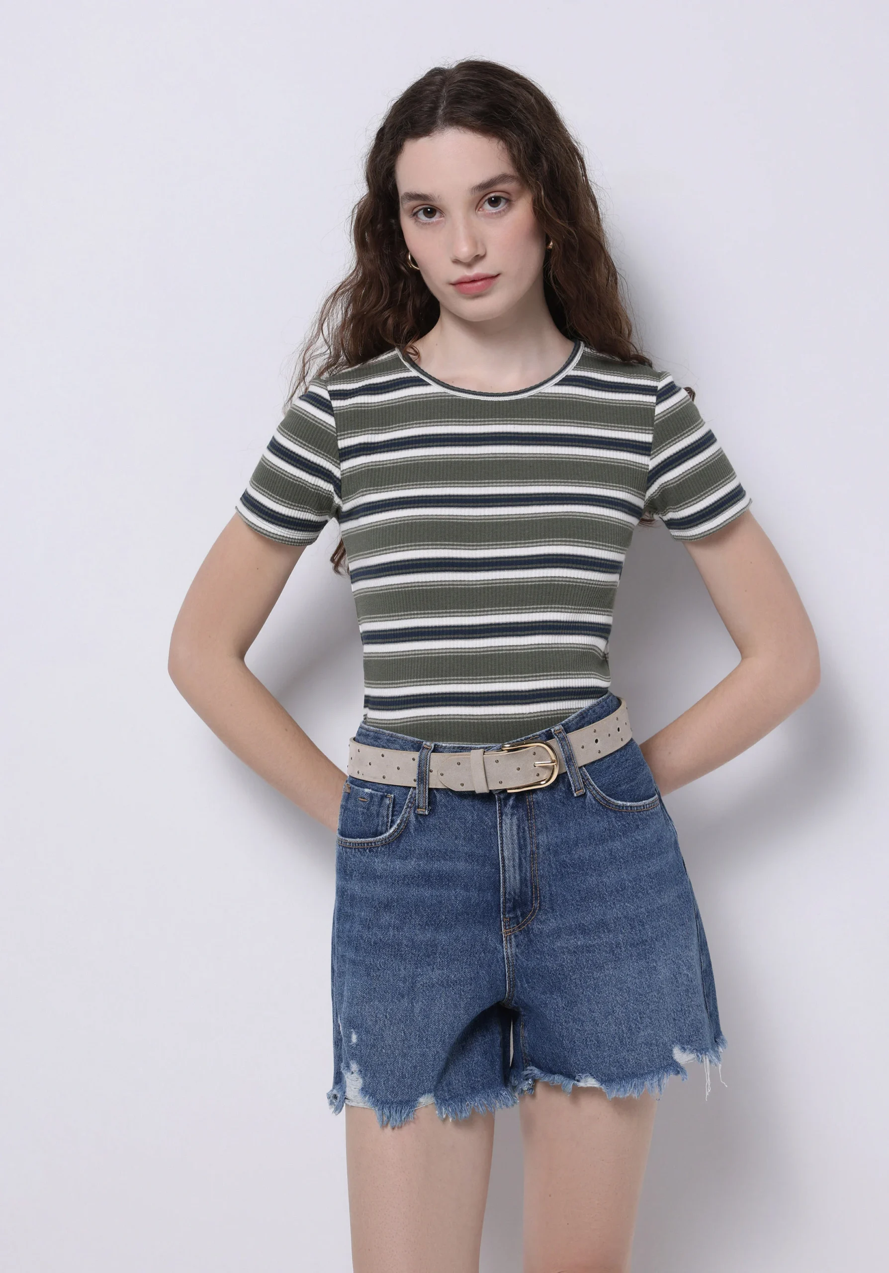Женская зелёная футболка slim fit в полоску с круглым вырезом и короткими рукавами